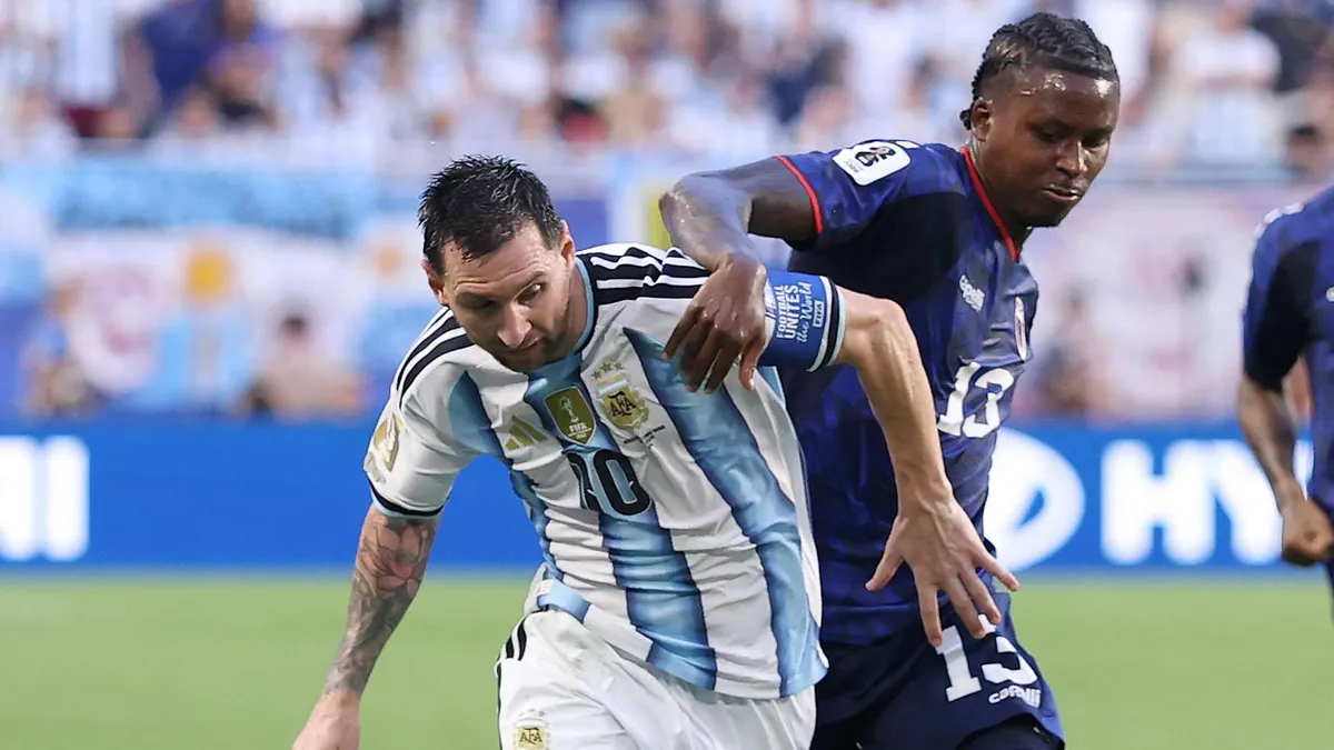 Szok po mundialu! Skromny obrońca ograł Messiego i Mbappe w walce o najpiękniejszego gola turnieju