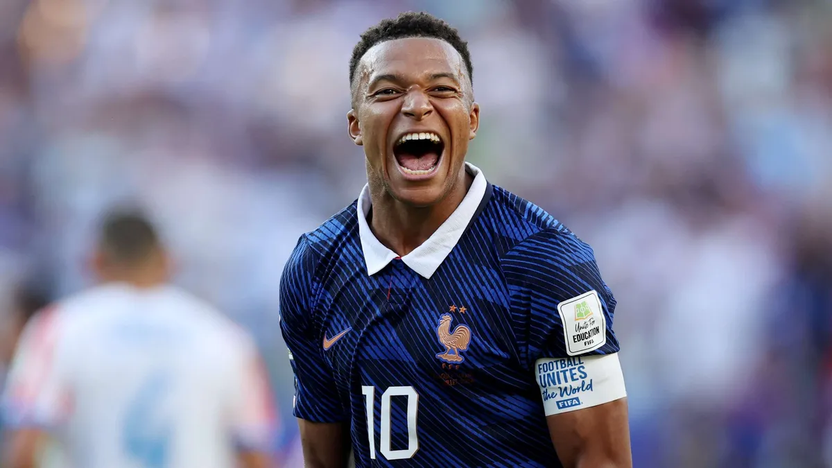 Mbappe w ogniu rasistowskiego ataku. Deschamps uspokaja: „Kylian jest gotowy na Maroko”