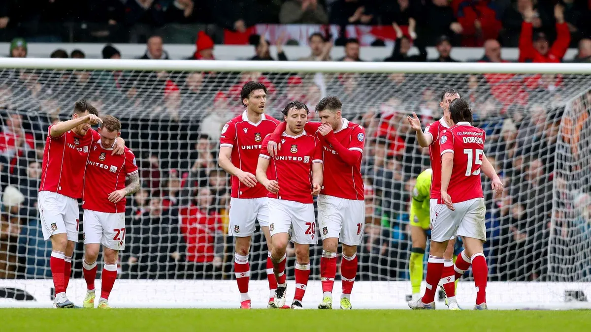 Szalony thriller na Racecourse: Wrexham miażdży Ipswich 5:3 i umacnia się w play-offach!