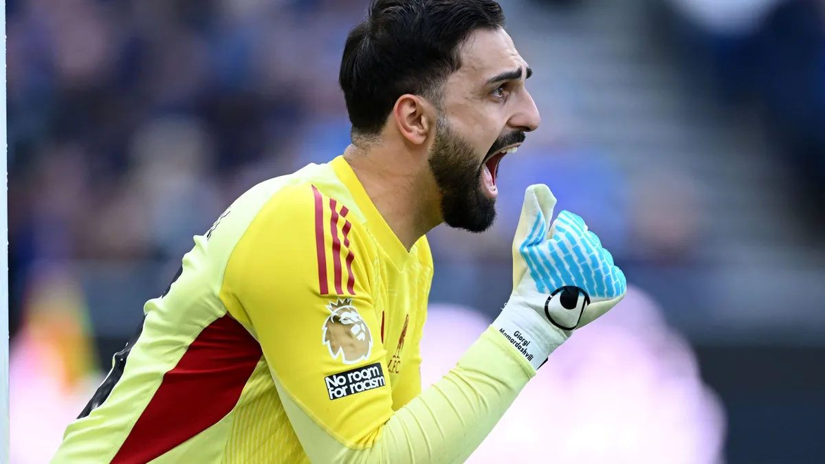 Slot: Mamardashvili w szpitalu po groźnej kontuzji w derbach! Woodman z debiutem w ogniu