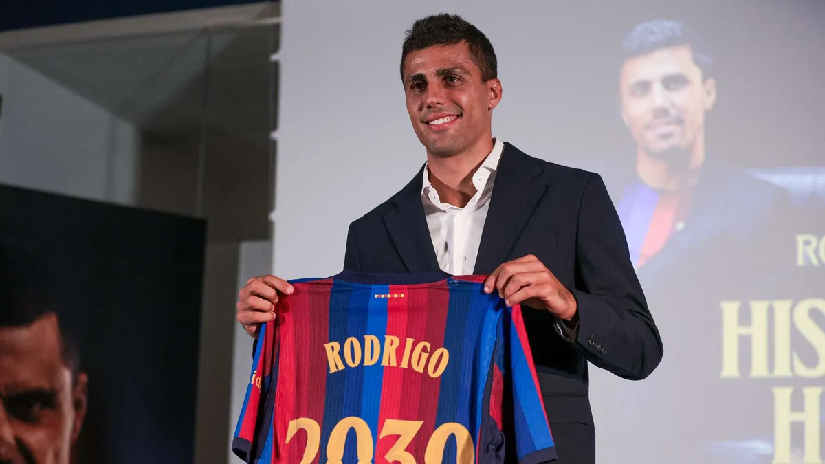 Transferowy hit w Barcelonie! Hansi Flick w euforii: „Rodri to najlepsza szóstka świata”