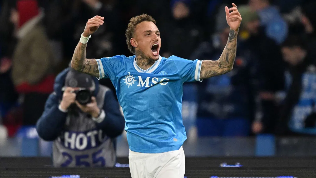 Noa Lang w centrum transferowej sagi: Ajax naciska, ale piłkarz chce podbić Neapol