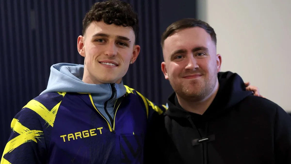 Foden nokautuje 180 w darts! Littler gościnnie u 'Trzech Lwów' i chwali talent Anglików