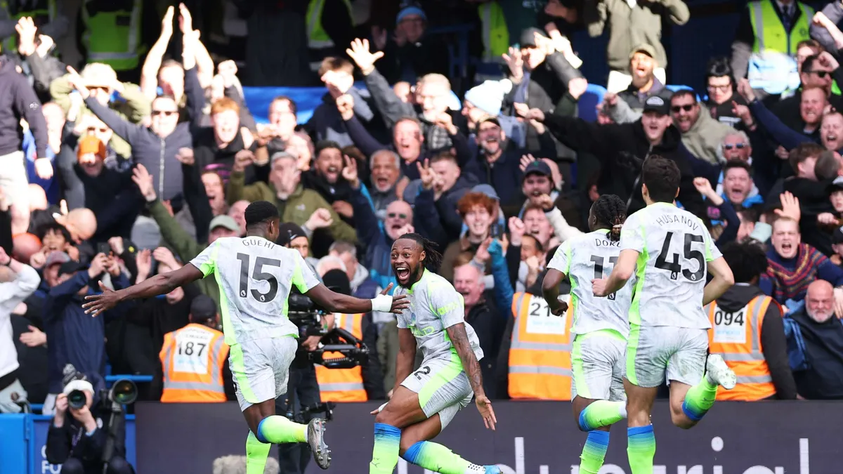 City miażdży Chelsea 3:0 i depcze Arsenalowi po piętach! Tytułowa gonitwa w Premier League eksploduje