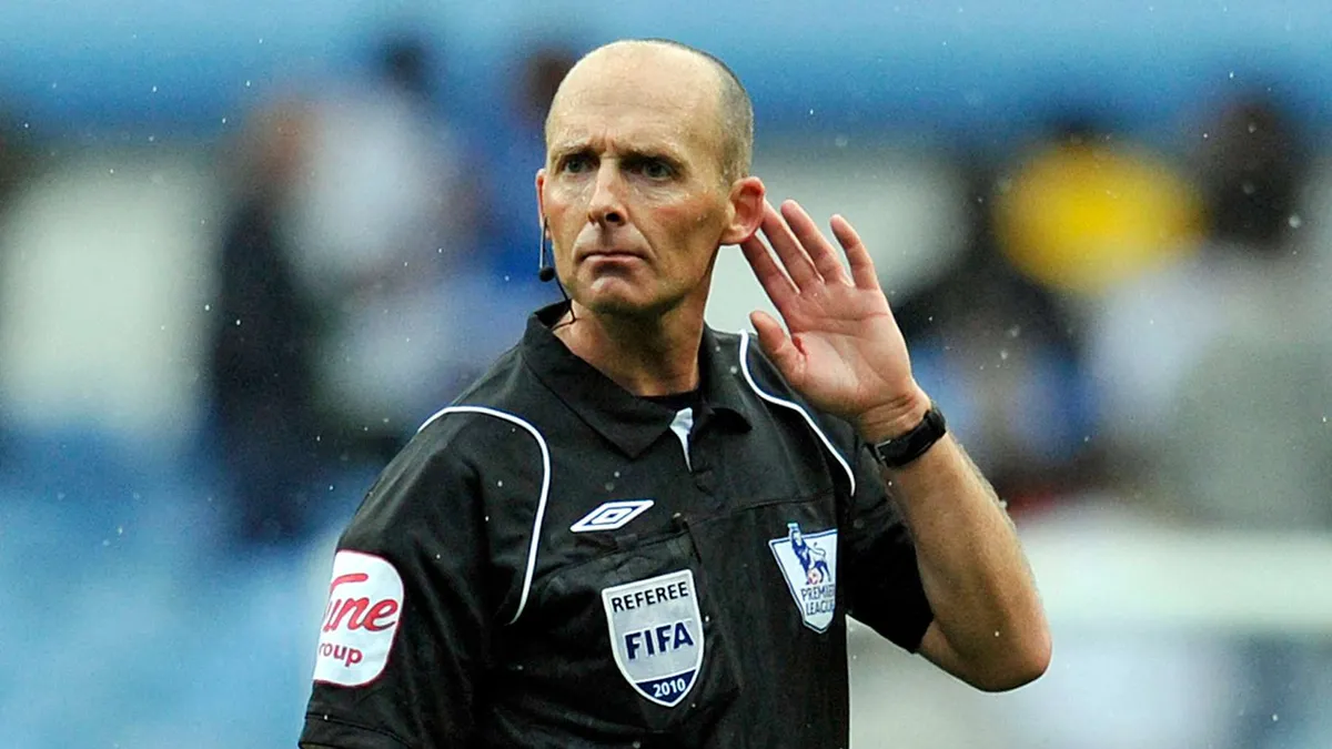 Mike Dean w ogniu krytyki. Były sędzia tłumaczy się z „mini-gier” w Premier League