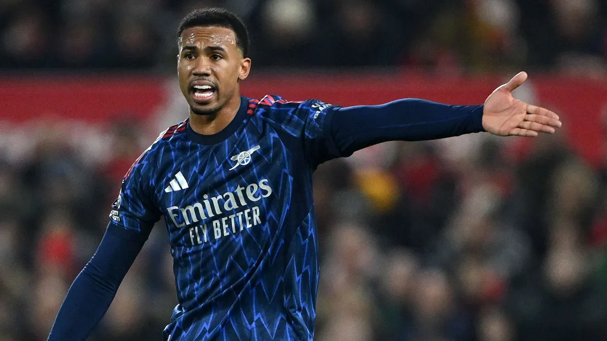 Furia kibiców po skandalu sędziowskim: Gabriel uniknął czerwonej kartki z Brentford!