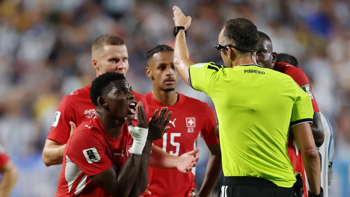 Skandal na mundialu! Szwajcarzy wściekli po kuriozalnej czerwonej kartce