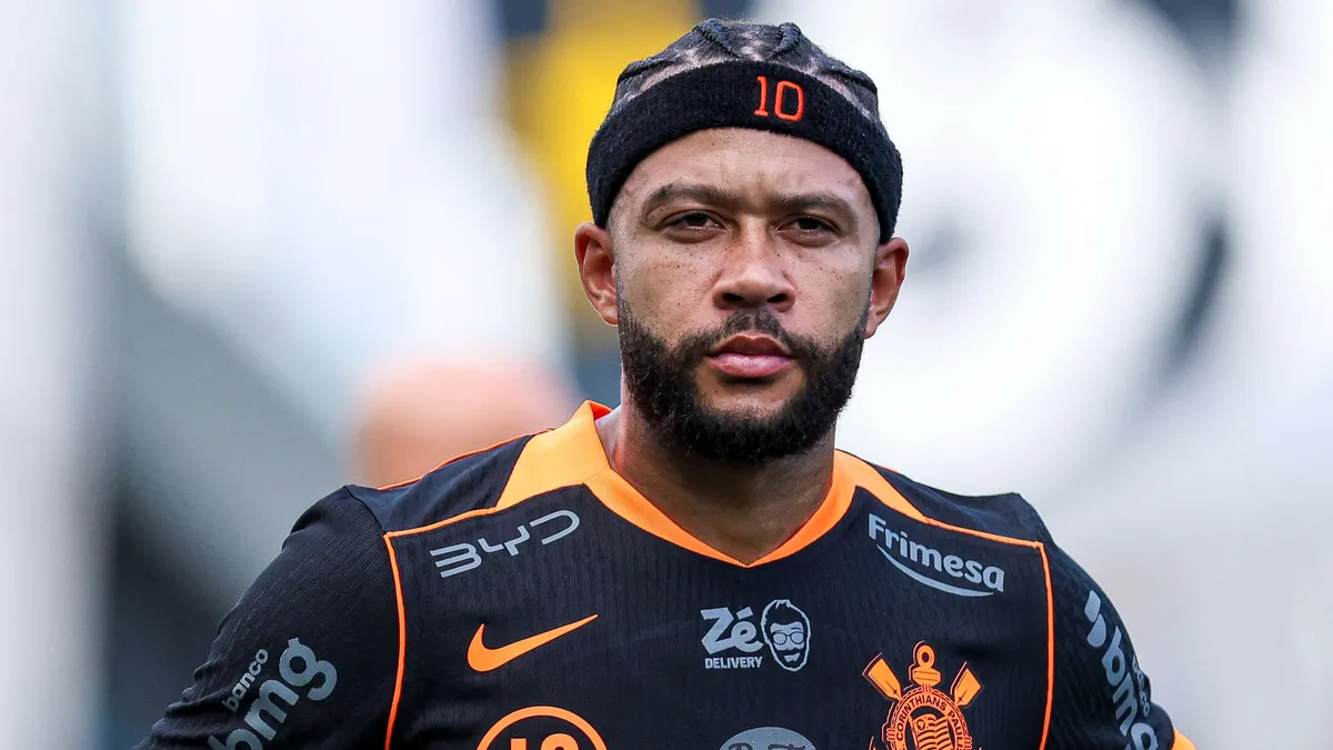 Depay przyłapany na telefonie na ławce! Holender wyjaśnia: 'To dla rekonwalescencji'