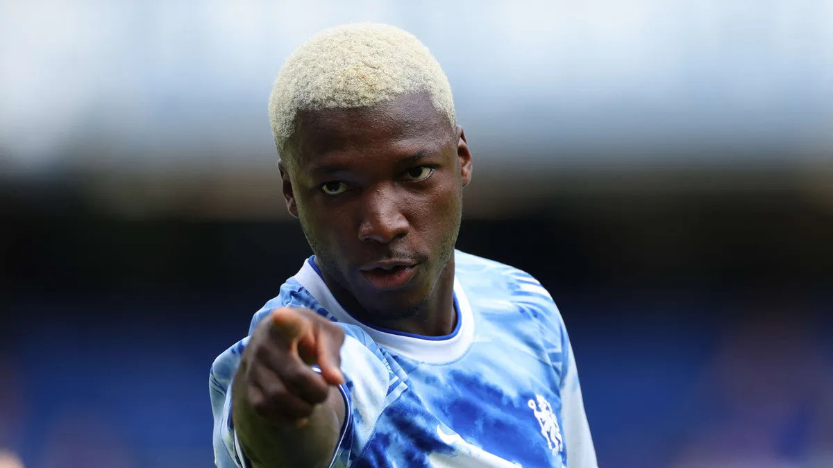 Osiem punktów karnych dla Caicedo. Pomocnik Chelsea ukarany za jazdę bez uprawnień